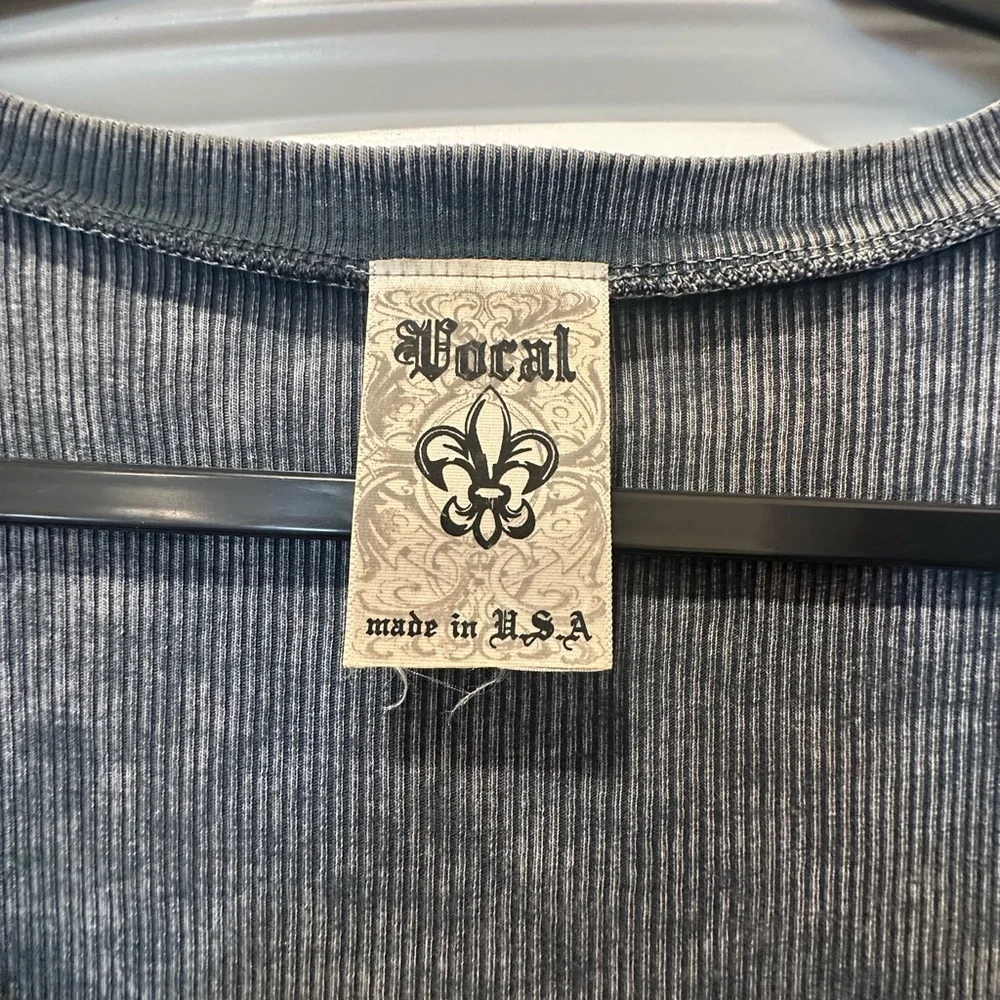 Women’s Vocal Black and Gray Fleur de lis Embellished Short Sleeve Top. Size XL. - Picture 2 of 5